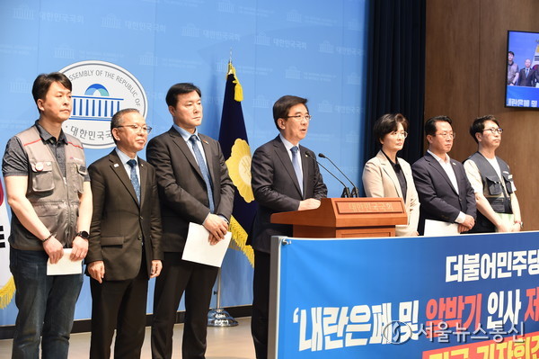 한국마사회 노조는 오는 25일 한국마사회장 인선안이 공운위에 상정된다며 이는 사실상 임명단계의 마무리단계로 공운위 이후 장관 제청과 대통령 권한대행의 임명만 남겨둔 상태라고 24일 국회 소통관에서 이같이 기자회견을 통해 밝혔다. 2025.04.24. 사진 신현성 기자 