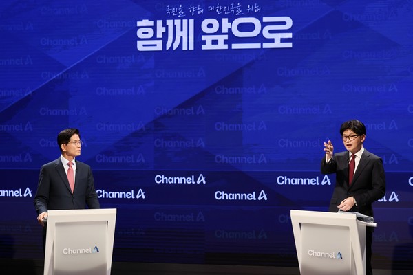 24일 제21대 대통령 선거 국민의힘 2차 경선 진출자인 김문수(왼쪽), 한동훈 후보가 서울 종로구 동아미디어센터 채널A 오픈스튜디오에서 열린 2차 경선토론회 1:1 맞수 토론에 앞서 대화하고 있다. 2025.04.24. 사진제공 국민의힘