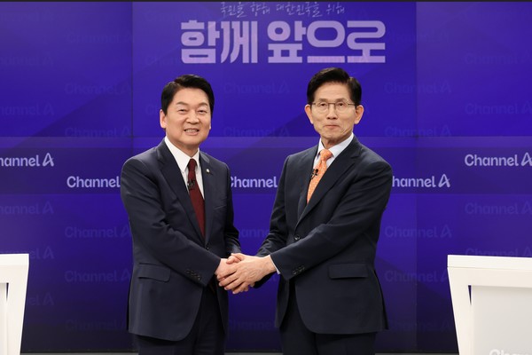 24일 제21대 대통령 선거 국민의힘 2차 경선 진출자인 안철수, 김문수(오른쪽) 후보가 서울 종로구 동아미디어센터 채널A 오픈스튜디오에서 열린 2차 경선토론회 1:1 맞수 토론에 앞서 악수하고 있다. 2025.04.24. 사진제공 국민의힘 