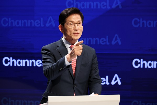 김문수 제21대 대통령 선거 국민의힘 경선 후보가 24일 서울 종로구 동아미디어센터 채널A 오픈스튜디오에서 열린 2차 경선토론회 한동훈 후보와의 1:1 맞수 토론에 앞서 리허설을 하고 있다. 2025.04.24. 사진제공 국민의힘