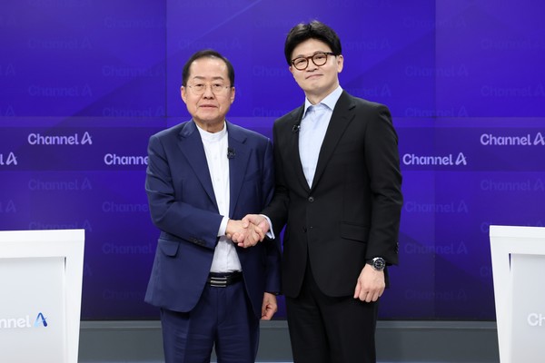 25일 오후 종로구 동아미디어센터 채널A스튜디오에서 국민의힘 대선 2차 경선 진출자인 한동훈, 홍준표(왼쪽) 후보가 기념촬영을 하고 있다. 2025.04.25 사진제공 국민의힘