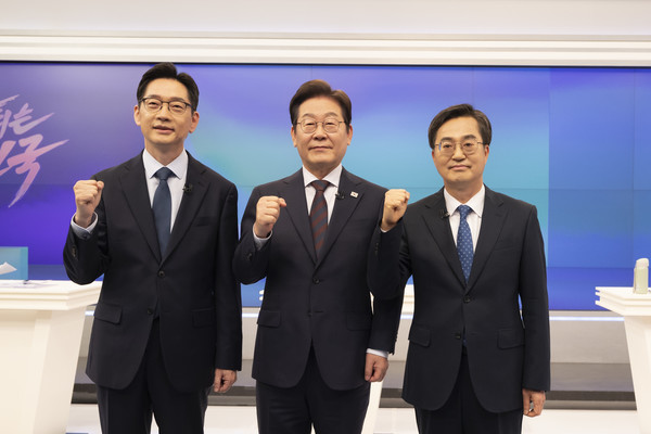 이재명(가운데), 김경수, 김동연(오른쪽) 더불어민주당 대선 경선 후보자들이 25일 서울 중구 티비조선 스튜디오에서 열린 민주당 경선 마지막 TV토론회 시작 전 기념촬영을 하고 있다. 2025.04.25. 사진제공 김동연 캠프