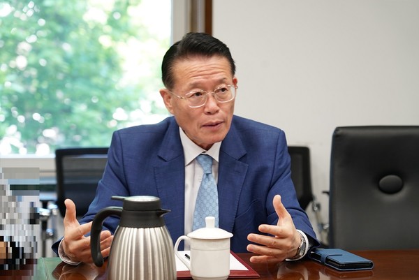 중국 기자들에게 답변하는 권기식 회장