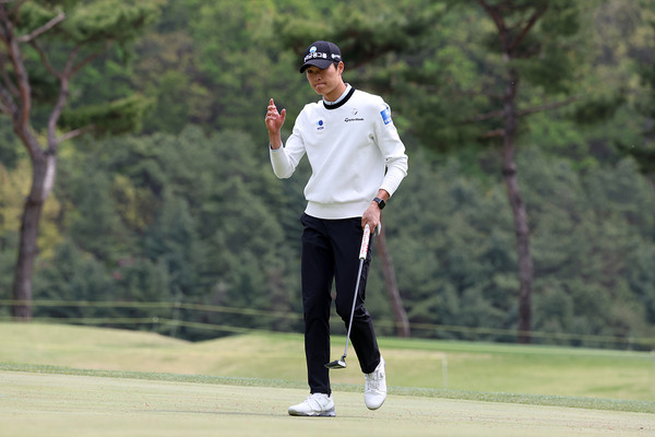 박준홍 2번홀 그린 갤러리에게 인사 /사진제공 KPGA