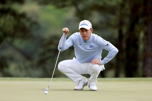 김백준 4번홀 그린 퍼팅 라인을 살피는 / 사진제공 KPGA