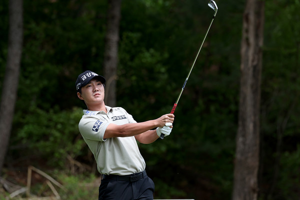 옥태훈 2번홀 세컨 아이언 샷 / 사진제공 KPGA