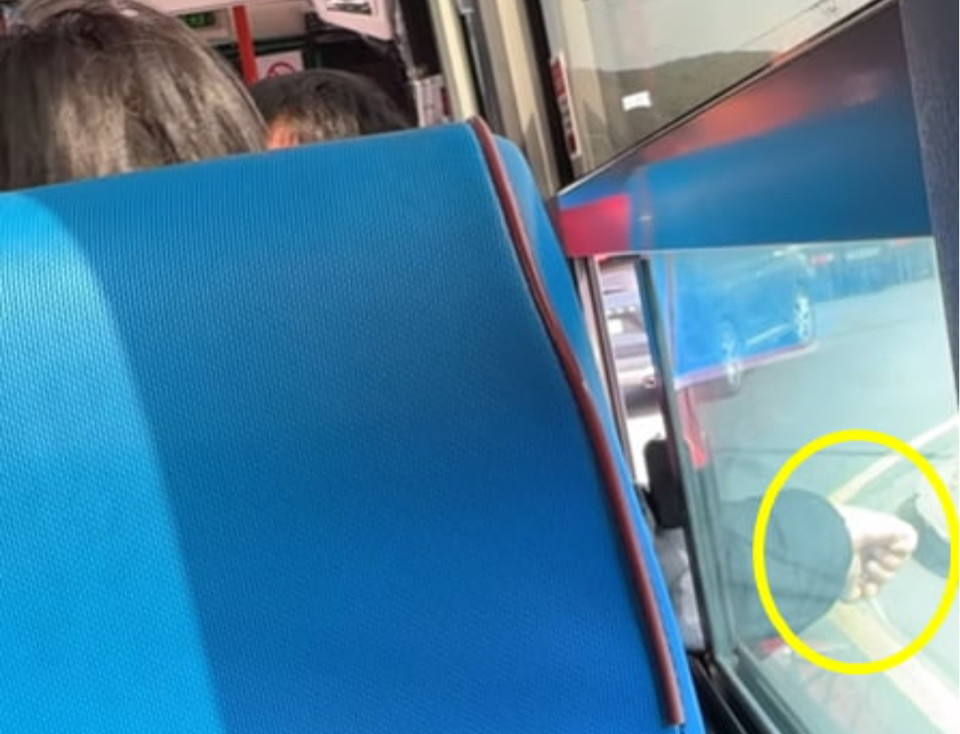 중국인 관광객이 버스 안에서 담배 피우는 장면 / 사진 = 서경덕교수팀 제공