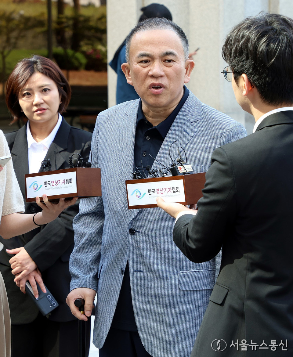 윤석열 전 대통령 부부의 공천 개입 의혹을 받는 명태균 씨가 29일 검찰 조사를 받기 위해 서울 서초구 서울고등검찰청으로 출석하며 취재진의 질문에 답하고 있다. (2025.04.29) / 사진 = 서울뉴스통신 이성현 기자