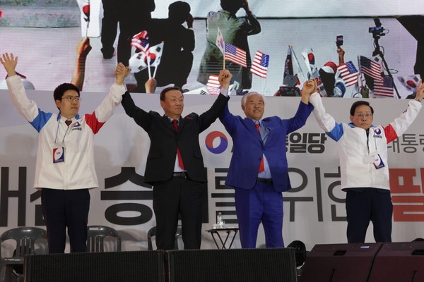 자유통일당 21대 대선 예비 후보 4명이 인사하고 있다. /자유통일당 
