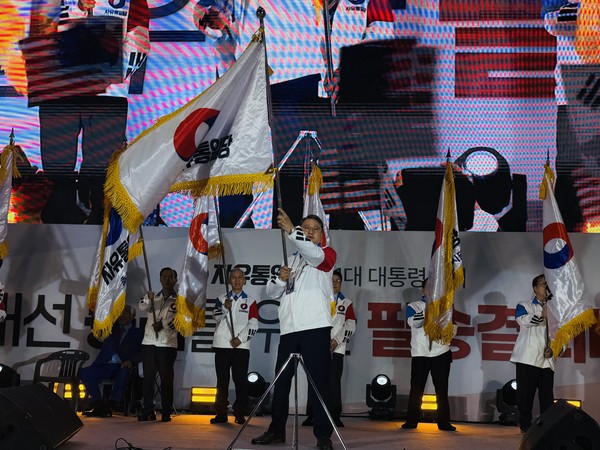 김종대 당 대표 권한대행이 자유통일당 중앙 당기를 높이 들고 있다. 