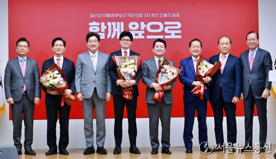 김문수, 한동훈, 안철수, 홍준표 국민의힘 대선 경선 후보와 당지도부가 29일 오후 서울 여의도 중앙당사에서 열린 제21대 대통령후보자 선출을 위한 3차 경선 진출자 발표에서 결과 발표 후 꽃다발을 들고 기념촬영을 하고 있다. (2025.04.29) / 사진 = 서울뉴스통신 신현성 기자
