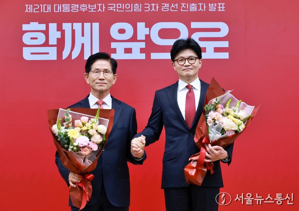 29일 서울 여의도 국민의힘 당사에서 열린 제21대 대통령 후보자 국민의힘 3차 경선 진출자 발표 행사에서 3차 경선에 진출한 김문수(왼쪽) 후보와 한동훈 후보가 기념촬영을 하고 있다. (2025.04.29) / 사진 = 서울뉴스통신 이민희 기자