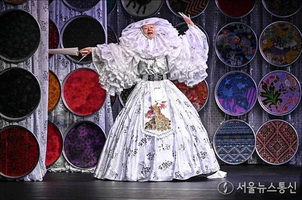 안은미컴퍼니의 신작 '동방미래특급'이 다음달 2~4일 초연을 앞두고 30일 서울 종로구 세종문화회관 M씨어터에서 기자간담회를 열어 공연 일부를 선보였다. / 사진 = 세종문화회관 제공