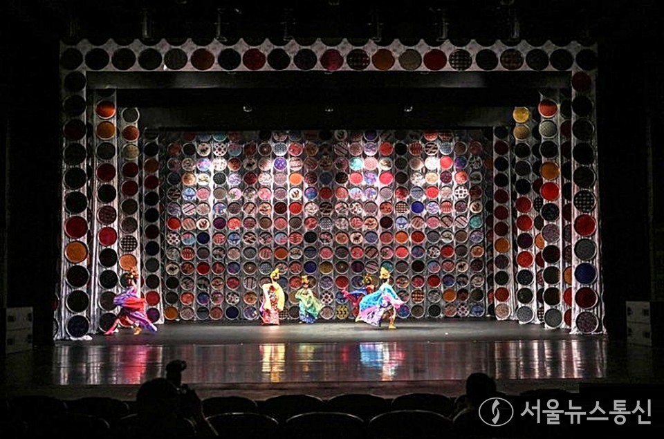 ]안은미컴퍼니의 신작 '동방미래특급'이 다음달 2~4일 초연을 앞두고 30일 서울 종로구 세종문화회관 M씨어터에서 기자간담회를 열어 공연 일부를 선보였다. / 사진 = 세종문화회관 제공