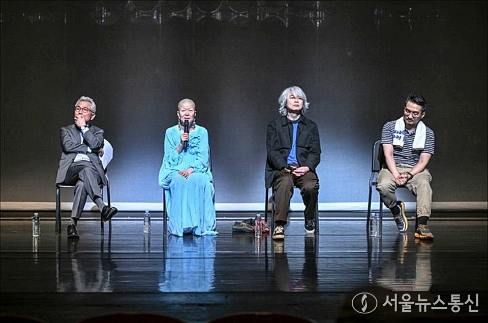 안은미컴퍼니의 신작 '동방미래특급'이 다음달 2~4일 초연을 앞두고 30일 서울 종로구 세종문화회관 M씨어터에서 기자간담회를 열어 공연 일부를 선보였다. (왼쪽부터) 안호상 세종문화회관 사장, 안은미 예술감독, 장영규 음악감독, 임우근준 메타-드라마터그 / 사진 = 세종문화회관 제공