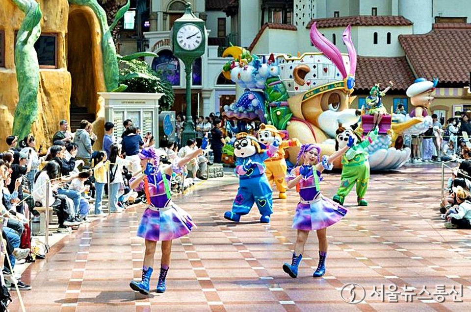 롯데월드 어드벤처는 '로티스 어드벤처 퍼레이드'를 리뉴얼한 'Let’s Play! 로티스 어드벤처 퍼레이드'를 선보인다고 30일 밝혔다. 'Let’s Play! 로티스 어드벤처 퍼레이드'는 매일 오후 2시 서울 송파구 롯데월드 어드벤처 1층 퍼레이드 코스에서 펼쳐진다. (2025.04.30) / 사진 = 롯데월드 제공