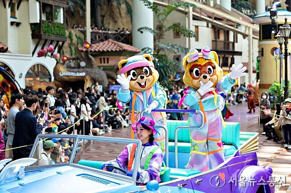 롯데월드 어드벤처는 '로티스 어드벤처 퍼레이드'를 리뉴얼한 'Let’s Play! 로티스 어드벤처 퍼레이드'를 선보인다고 30일 밝혔다. 'Let’s Play! 로티스 어드벤처 퍼레이드'는 매일 오후 2시 서울 송파구 롯데월드 어드벤처 1층 퍼레이드 코스에서 펼쳐진다. (2025.04.30) / 사진 = 롯데월드 제공