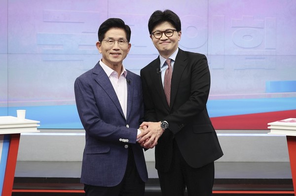 30일 밤 10시부터 11시30분까지 서울 중구 TV조선 스튜디오에서 열린 국민의힘 대선 결선 결승 토론회에서 김문수 후보와 한동훈 후보가 서로 손을 맞잡고 있다. 2025.04.30 사진제공 국민의힘 