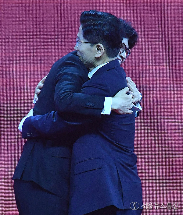 3일 경기도 고양시 킨텍스에서 열린 국민의힘 대선 후보 전당대회에서 최종 후보로 선출된 김문수 후보가 한동훈 후보와 포옹 하고 있다. 2025.05.03. 사진 이민희 기자  