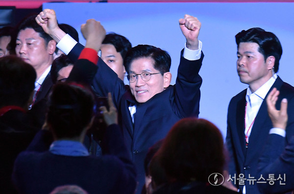 3일 경기도 고양시 킨텍스에서 열린 국민의힘 대선 후보 전당대회에서 김문수 후보가 참석자들에게 인사하고 있다. 2025.05.03. 사진 이민희  기자 
