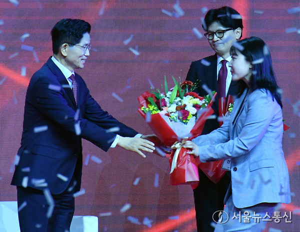 3일 경기도 고양시 킨텍스에서 열린 국민의힘 대선 후보 전당대회에서 김문수 후보가 한동훈 등 경선 후보들에게 축하받고 있다. 2025.05.03. 사진이민희 기자 