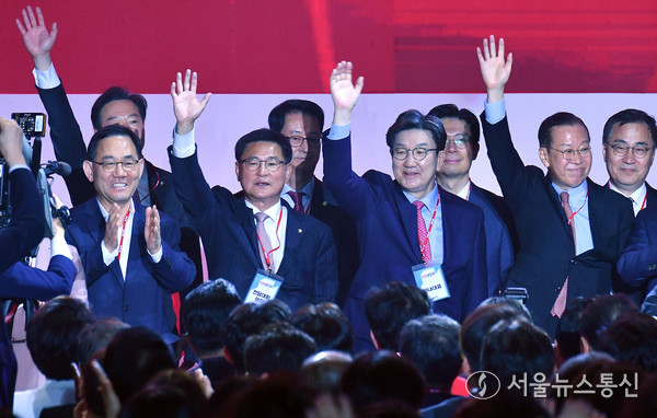 3일 경기도 고양시 킨텍스에서 열린 국민의힘 대선 후보 전당대회에서 권영세 비대위원장 등 지도부가 당원들에게 인사 하고 있다. 2025.05.03 사진 이민희  기자 