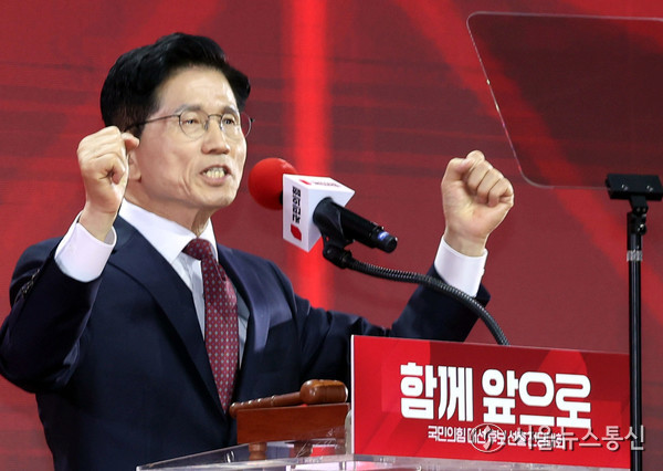 3일 경기도 고양시 킨텍스에서 열린 국민의힘 대선 후보 선출 전당대회에서 최종 후보로 선출된 김문수 후보가 수락연설을 하고 있다. 2025.05.03. 사진 이민희 기자 