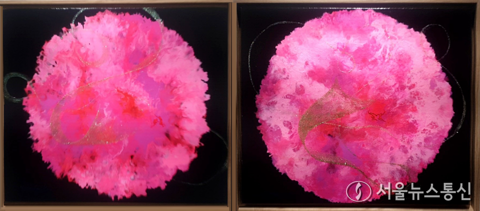 작품은 사우 갤러리 개관 초대전에서 만났던 작품으로 관객들의 시선을 집중 시켰다. 허 작가는 작품을 설명하면서 "이 작품은 핑크라서 순해 보이지만 순한 것이 아니라 제일 과격한 것"이라고 밝혔다. (2025.05.04) / 사진 = 서울뉴스통신 이성현 기자.