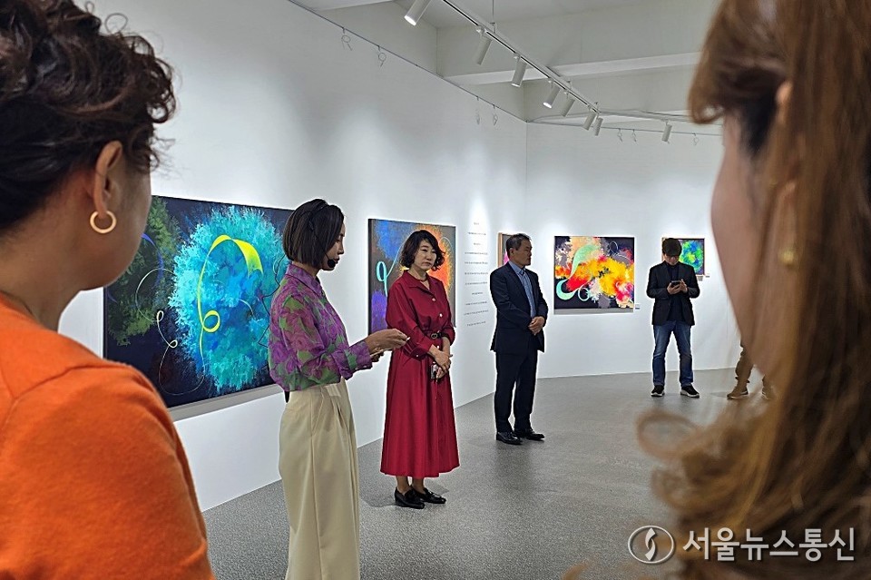 사우갤러리 전유나 관장의 진행 속에서 허숙이 작가의 14번째 개인전이 열리고 있는 모습. (2025.05.04) / 사진 = 서울뉴스통신 이성현 기자.