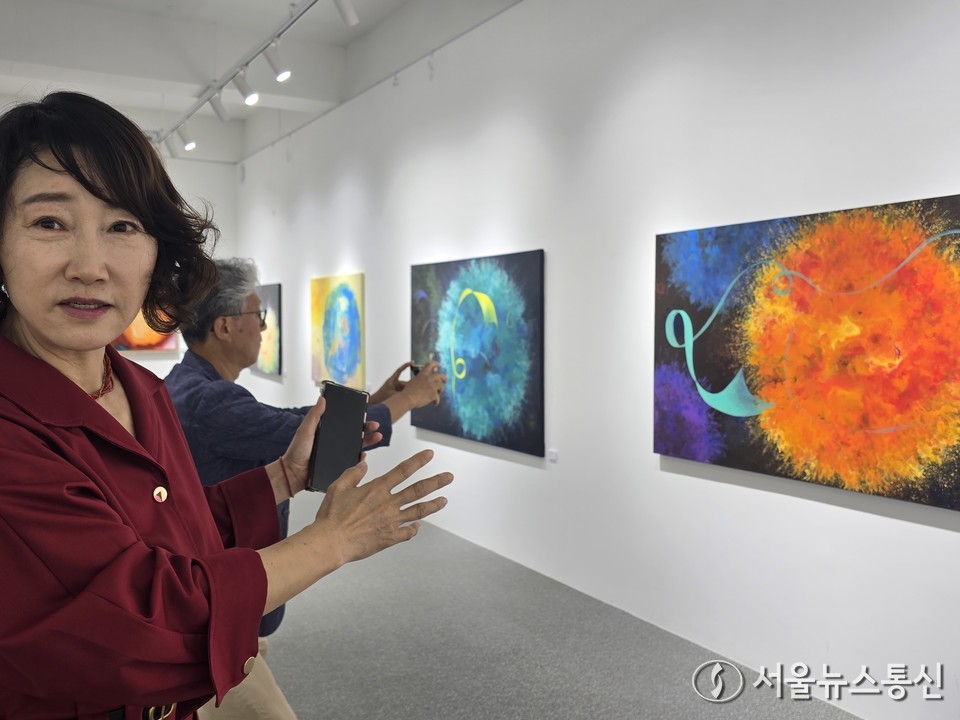 사우갤러리에서 서양화가 허숙이 작가가 14번째 개인전을 개최한 가운데 관객들에게 그림을 설명하고 있다. (2025.05.04) / 사진 = 서울뉴스통신 이성현 기자.