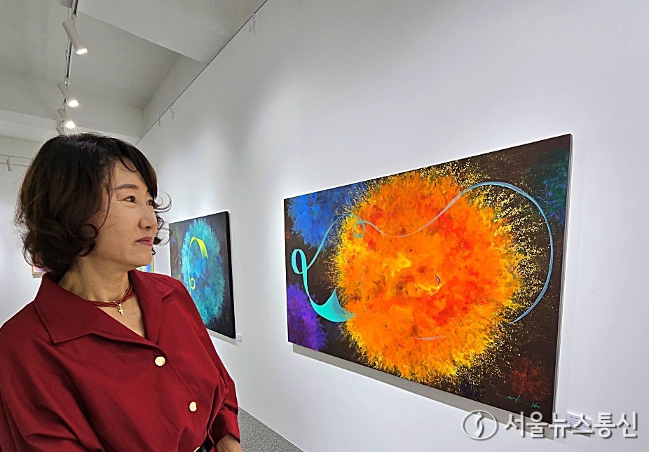 서양화가 허숙이 작가가 하남시 사우갤러리에서 14번째 개인전을 개최하며 관객들과 만났다. (2025.05.04) / 사진 = 서울뉴스통신 이성현 기자.