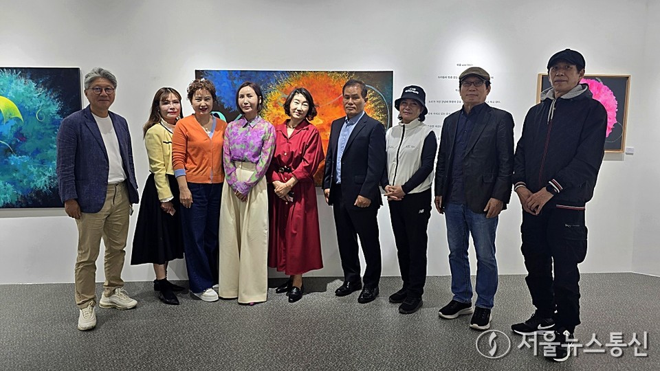 이날 초대전을 찾아 준 작가님들과 기념촬영을 하는 허숙이 작가의 모습. (2025.05.04) / 사진 = 서울뉴스통신 이성현 기자.