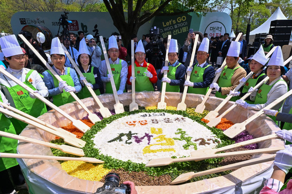 산나물 축제 비빔밥 퍼포먼스 [사진=양평군]