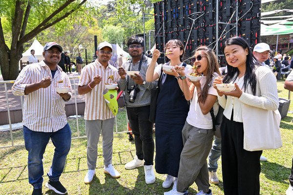 비빔밥 나눔행사 다회용기 사용 시식 [사진=양평군]