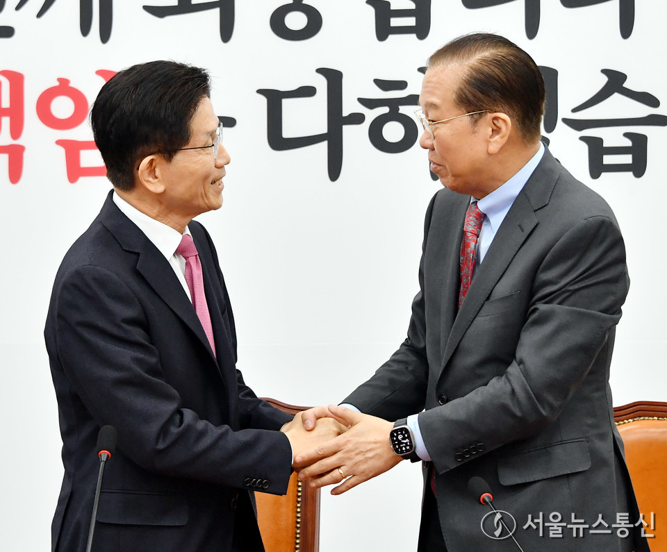 대선 출마를 위해 장관직에서 물러난 김문수 전 고용노동부 장관(왼쪽)이 9일 서울 여의도 국회를 찾아 권영세 국민의힘 비상대책위원장과 인사나누고 있다. 2025.04.09. / 서울뉴스통신 신현성 기자