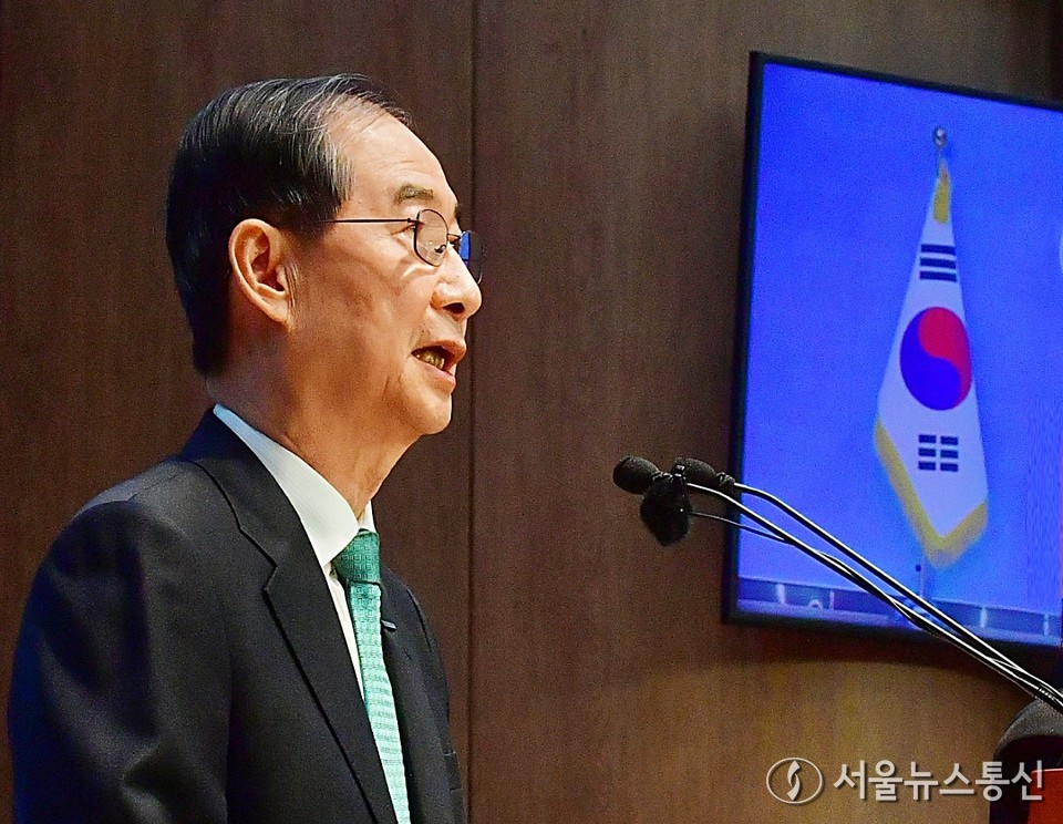 【서울 = 서울뉴스통신】 신현성 기자 = 한덕수 전 국무총리가 제21대 대통령선거 출마를 공식 선언하며, 취임 후 3년 안에 개헌을 완수하고 대통령직에서 물러나겠다는 파격적인 임기 단축 공약을 내세웠다.