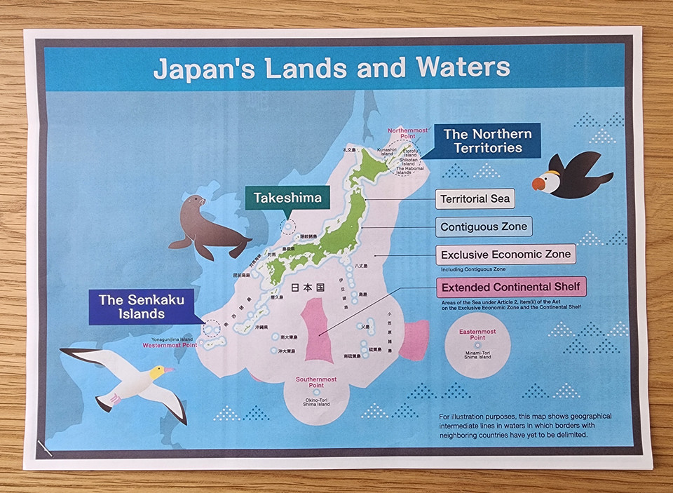 전시관에서 외국인들에게 나눠주는 영문 안내서 / 사진 = 서경덕교수팀 제공