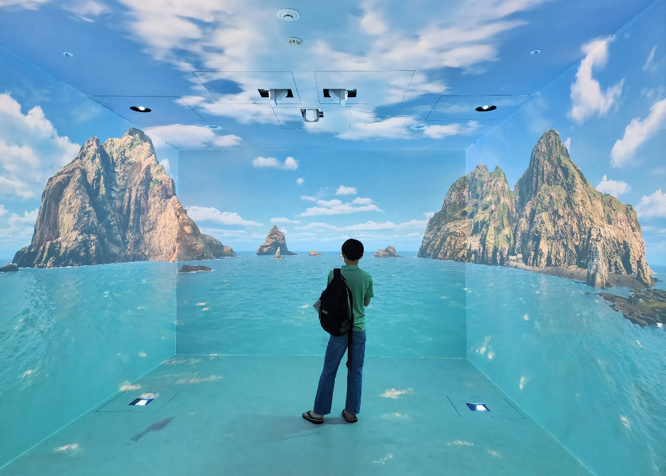 전시관 내 몰입형 시어터에서 독도를 감상하는 관람객 / 사진 = 서경덕교수팀 제공