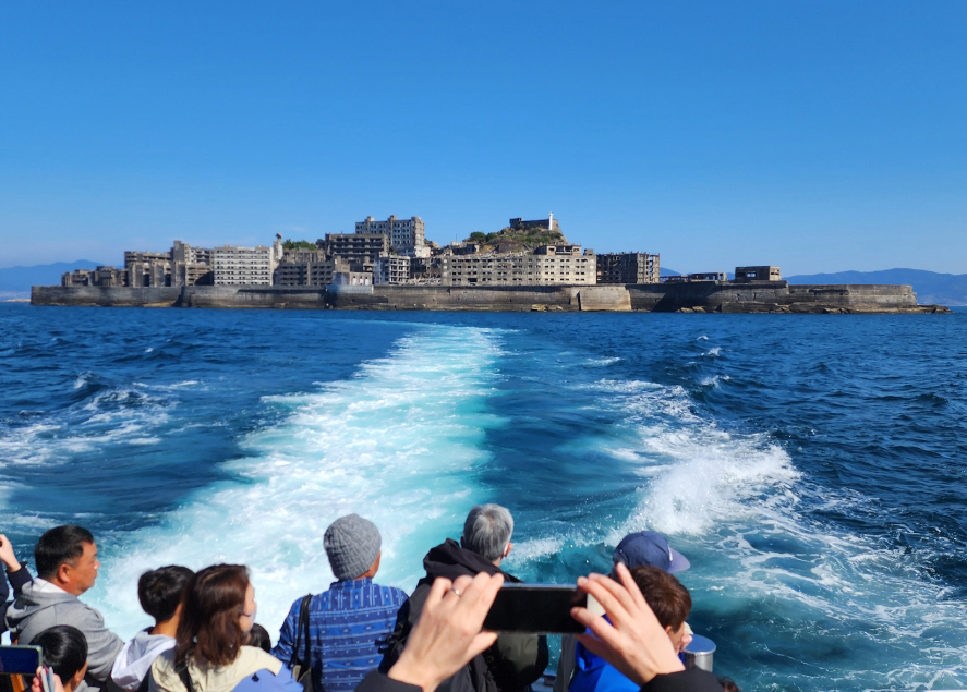 유람선에서 군함도를 바라보는 관광객들 / 사진 = 서경덕교수팀 제공