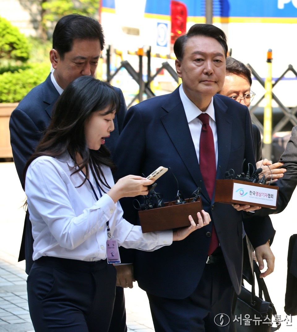 내란 우두머리 혐의로 재판에 넘겨진 윤석열 전 대통령이 12일 오전 서울 서초구 서울중앙지법에서 열린 세 번째 공판에 출석하고 있다. (2025.05.12) / 사진 = 서울뉴스통신 신현성 기자