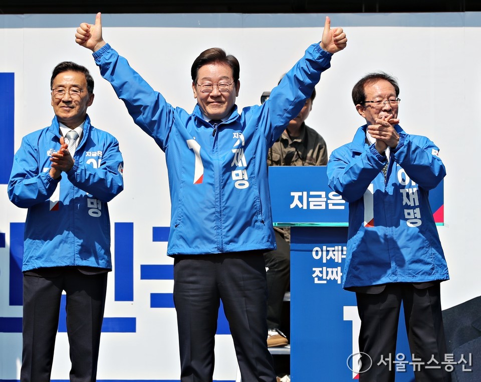 이재명 더불어민주당 대선후보가 공식 선거운동 첫날인 12일 오전 서울 청계광장에서 열린 중앙선거대책위원회 출정식에서 시민들에 인사하고 있다. (2025.05.12) / 사진 = 서울뉴스통신 신현성 기자
