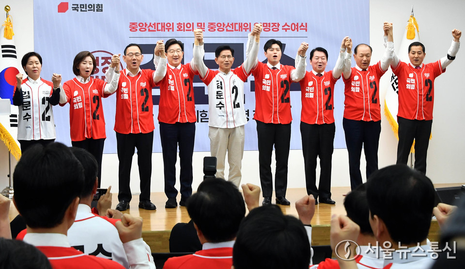 김문수 국민의힘 대선 후보와 중앙선대위 위원장들이 12일 오전 서울 영등포구 여의도 국민의힘 중앙당사에서 열린 중앙선대위 임명장 수여식에 기념사진을 하고 있다. 왼쪽부터 양향자, 나경원, 주호영, 권성동 공동선대위원장, 김 후보, 김용태, 안철수, 황우여 공동선대위원장, 박대출 총괄지원본부장. (2025.05.12) / 사진 = 서울뉴스통신 신현성 기자