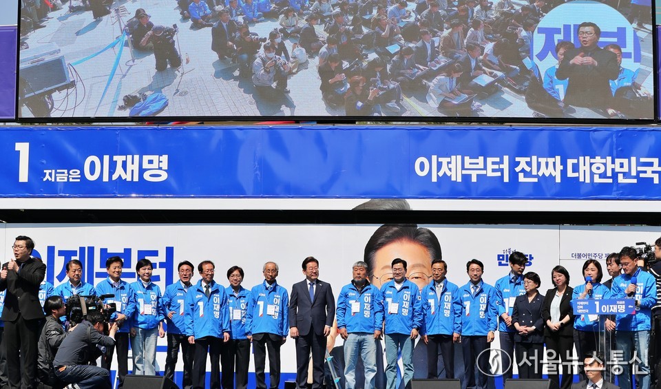 이재명 더불어민주당 대선후보가 제21대 대통령선거 공식 선거운동이 시작된 12일 오전 서울 종로구 광화문광장에서 열린 중앙선거대책위원회 출정식에서 윤여준, 박찬대 상임총괄선대위원장 등 선대위원장들과 기념촬영을 하고 있다. (2025.05.12) / 사진 = 서울뉴스통신 신현성 기자