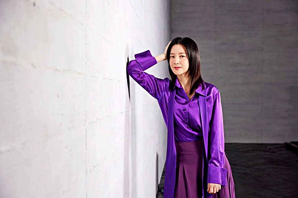 연극 '헤다 가블러'에서 주인공 '헤다'를 맡은 배우 이영애 (2025.05.13) / 사진 = LG아트센터 제공