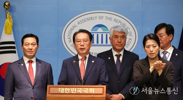 송인헌 충북 괴산군수가 13일 국회 소통관에서 열린 ‘자치분권 대선공약 반영 촉구 기자회견’에서 자치분권 공약 반영을 강력히 촉구했다./(사진=괴산군 제공)