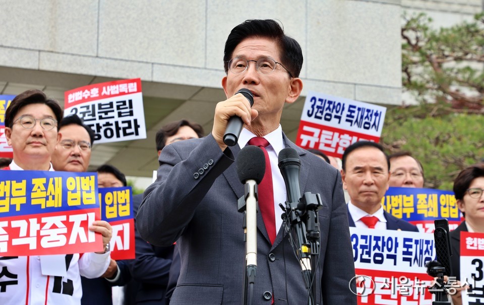 김문수 국민의힘 대선후보가 15일 서울 서초구 대법원 앞에서 열린 사법부수호 및 민주당 규탄대회에서 발언을 하고 있다. (2025.05.15) / 서울뉴스통신 신현성 기자