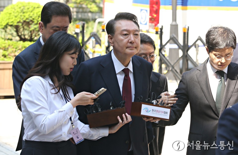 내란 우두머리 혐의로 재판에 넘겨진 윤석열 전 대통령이 12일 오전 서울 서초구 서울중앙지법에서 열린 세 번째 공판에 출석하고 있다. (2025.05.12) / 사진 = 서울뉴스통신 신현성 기자