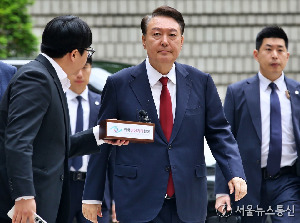 윤석열 전 대통령이 19일 서울 서초구 서울중앙지방법원에서 열린 내란우두머리 및 직권남용·권리행사 방해 혐의 사건 4차 공판에 출석하고 있다. (2025.05.19) / 사진 = 서울뉴스통신 신현성 기자