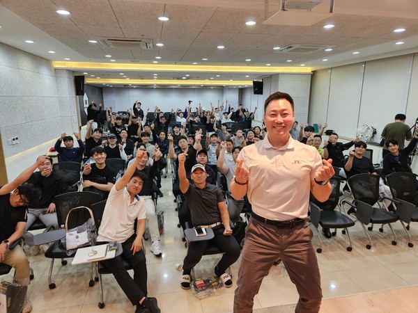 KPGA 인사이트 포럼에서 발표를 진행한 문기범 대표 /사진제공 KPGA