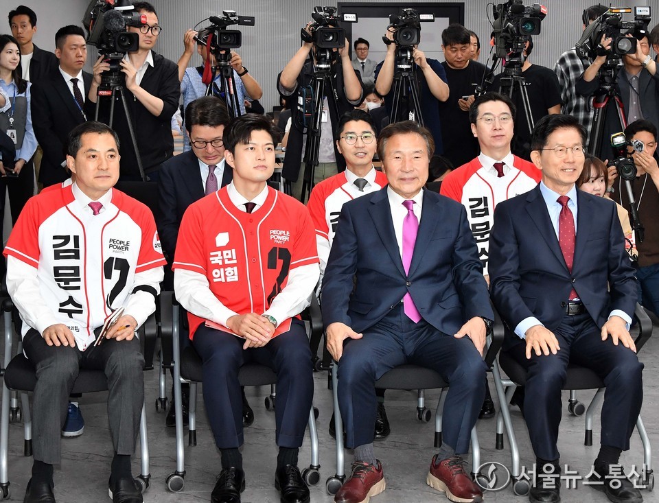 손학규 전 바른미래당 대표가 22일 오전 서울 여의도 국민의힘 중앙당사에서 김문수 대선후보와 자리하고 있다. (2025.05.22) / 사진 = 서울뉴스통신 이민희 기자